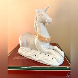 Vintage 1981 Unicorn in White Glazed Porcelain w/scented wax chips + box. Unused